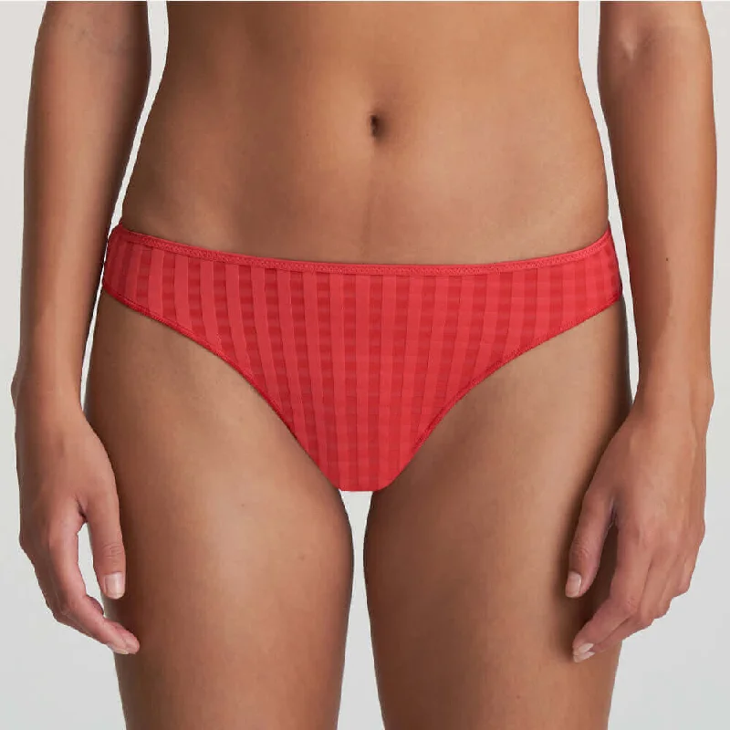 Avero Thong in Scarlet